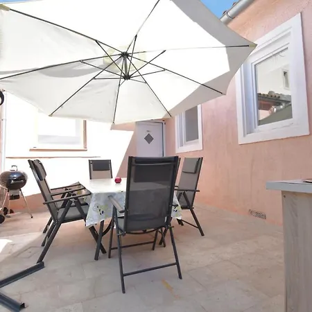 Centre With Terrace 2 아파트 풀라