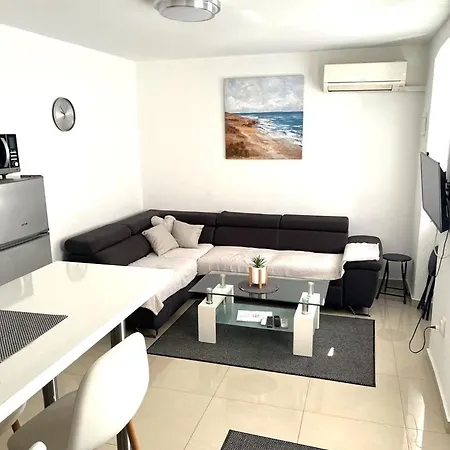 Centre With Terrace 2 풀라